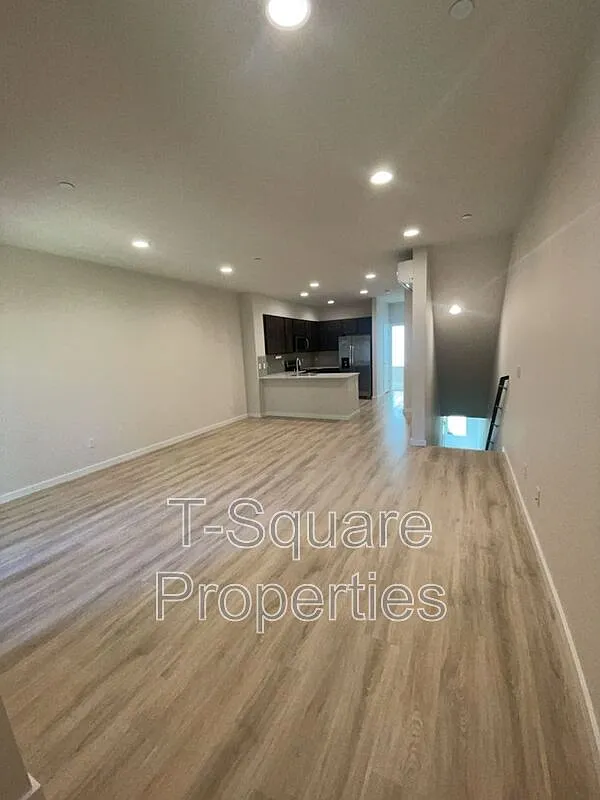 3 bed, 3.0 bath, 1671 sqft, $3,200 — Photo 3