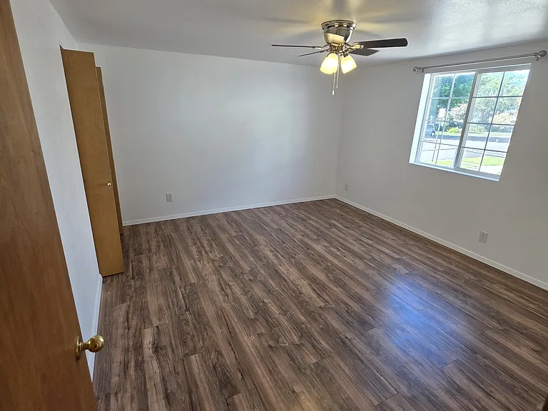 105 E 8th St #1 — Photo 10