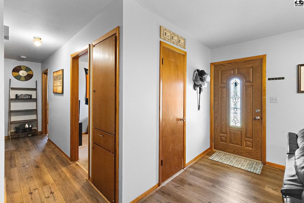 1302 E 13th Ave, Hutchinson, KS - More