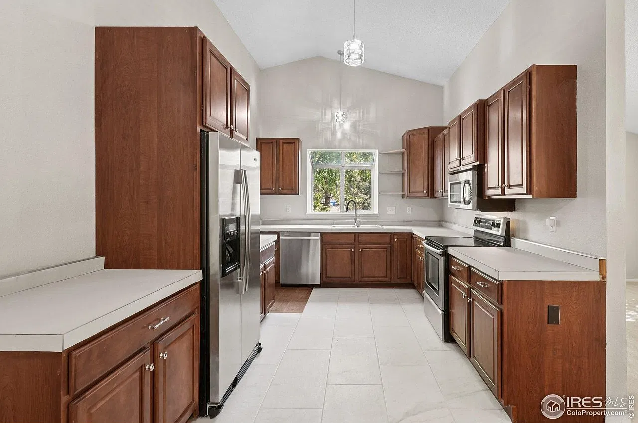 4 bed, 2000 sqft, $3,150 — Photo 2