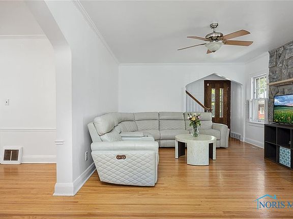 4th image of 3253 Wendover Dr