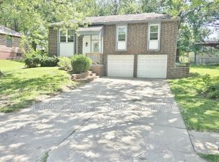 904 NW Canterbury Rd, Blue Springs, MO 64015