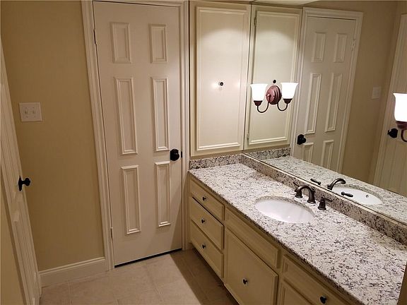 4th image of 1143 Lynn Way
