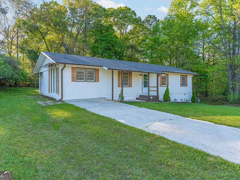 2290 Pinetree Ln NE — Photo 2