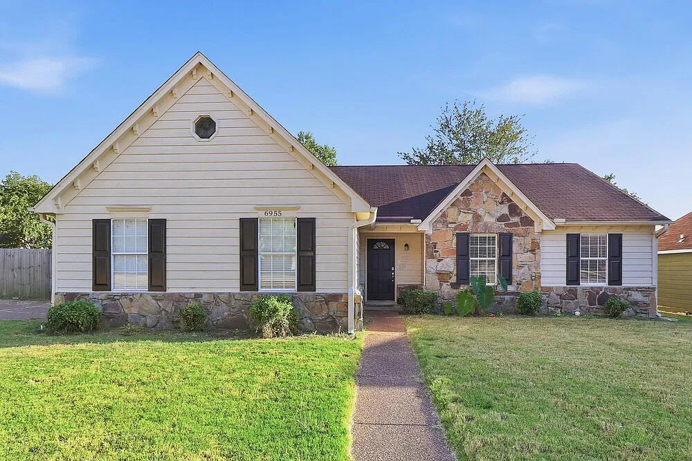 3 bed, 2.0 bath, 1372 sqft, $1,675 — Photo 1