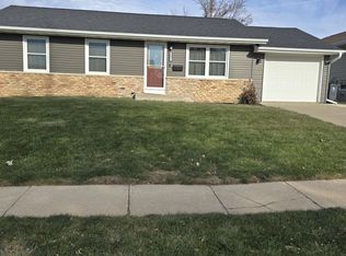 6032 Sharon Ln NW, Cedar Rapids, IA 52405