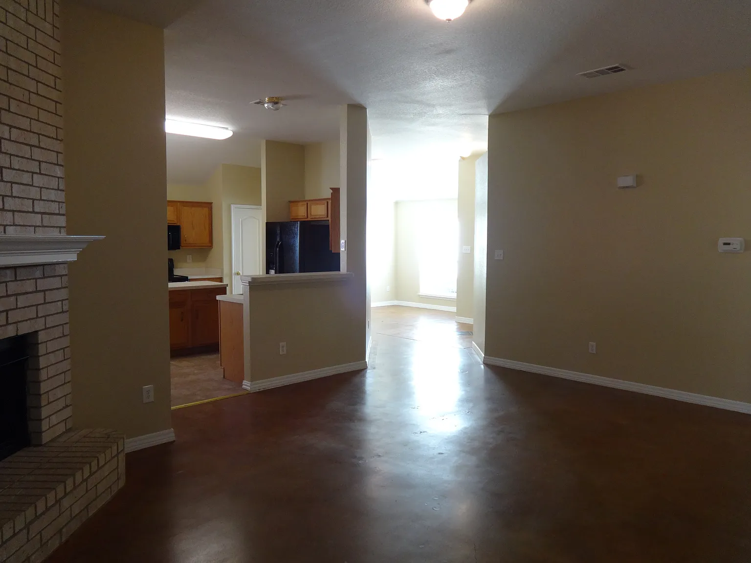 4 bed, 2.0 bath, 1923 sqft, $2,350 — Photo 4
