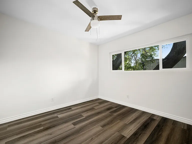 2116 E Chevy Chase Dr #C — Photo 23