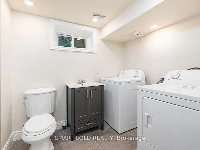 10 Holman Cres #LOWER — Photo 8