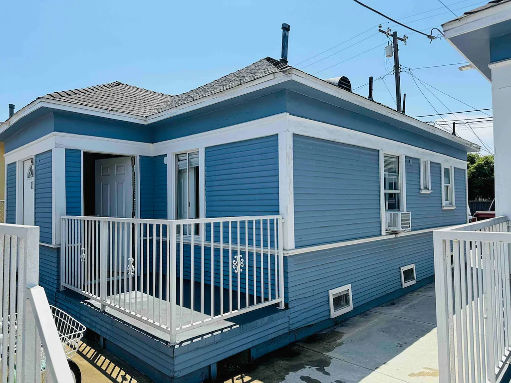 Balcony - 441 N Daisy Ave