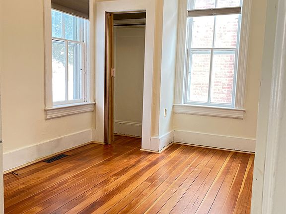 5th image of 1009 Logan St