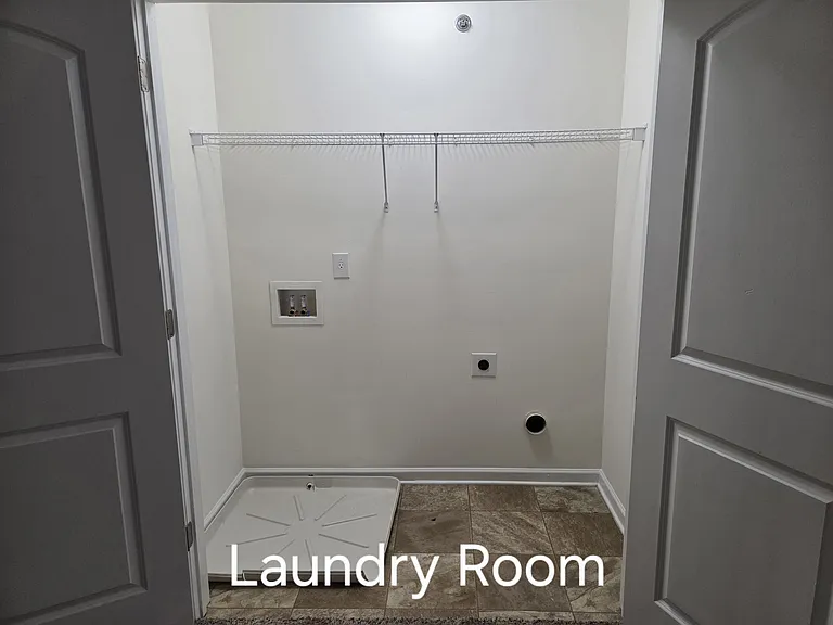 2144 Belmont Cir — Photo 2