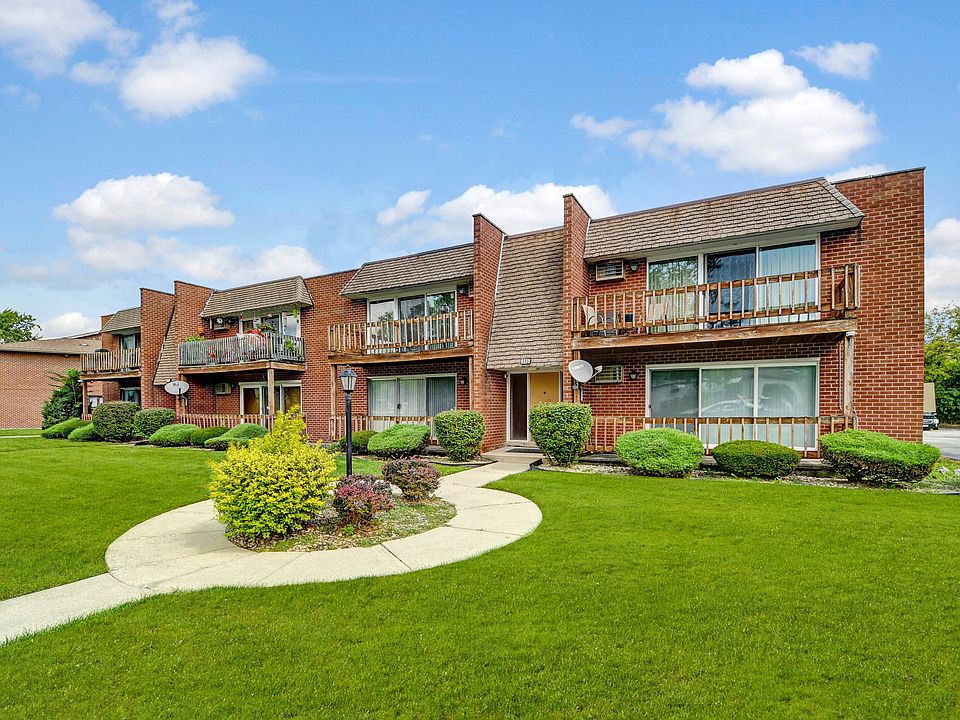 1st image of 535 N Pleasant Dr APT 1B