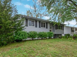4332 Pineview Dr NE, Cedar Rapids, IA 52402