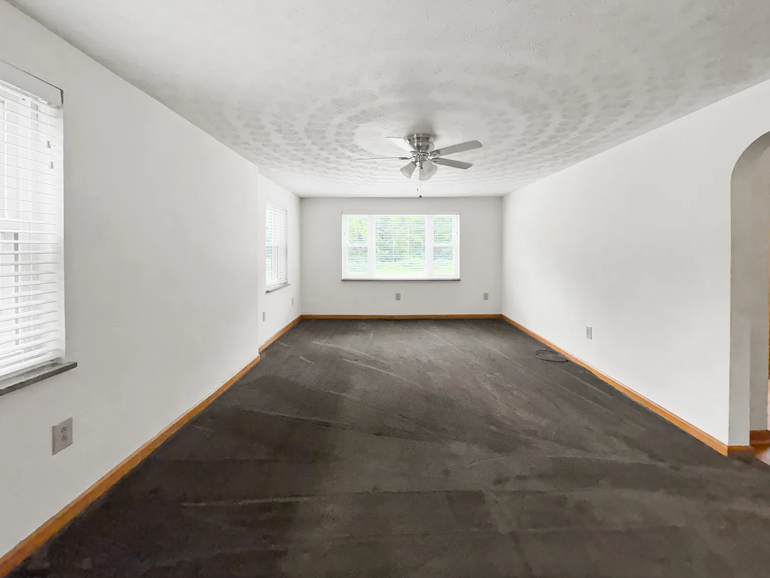 Spacious 3 Bedroom Home ? Convenient Charleston Location! — Photo 4