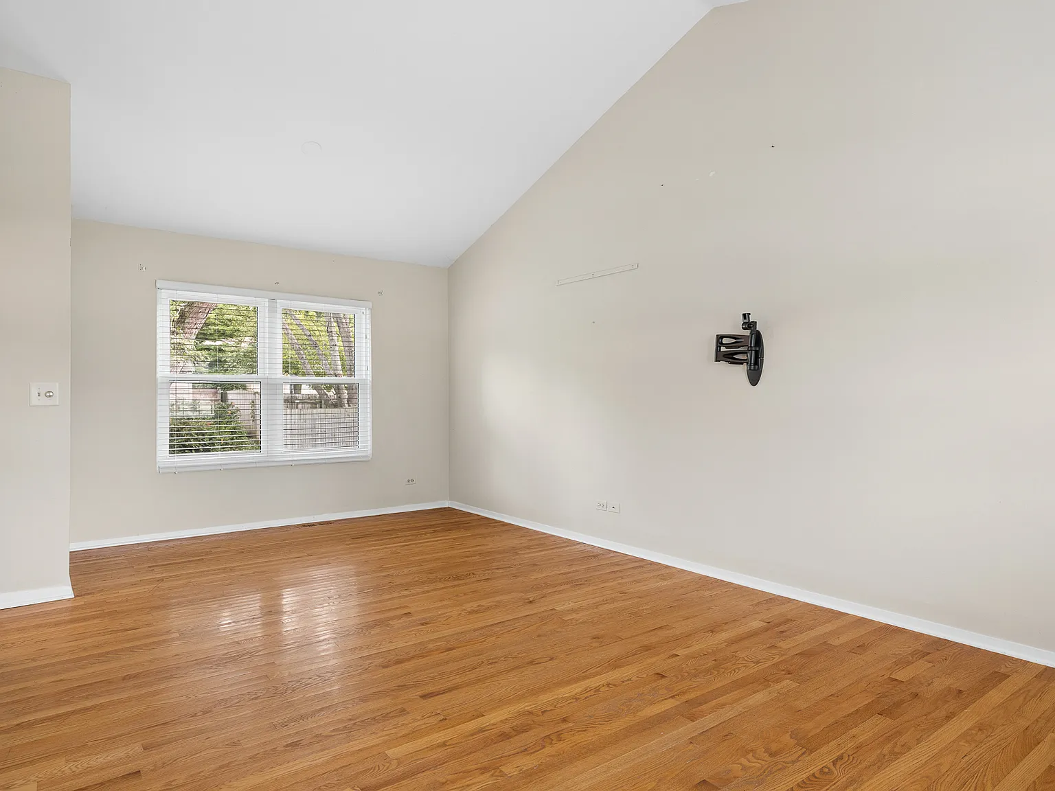 3 bed, 1.5 bath, 1320 sqft, $3,100 — Photo 4