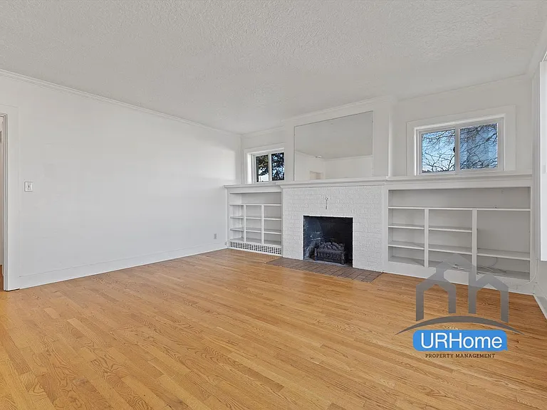242 SE Washington St — Photo 4