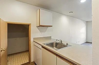 Stone Court Apartments — Photo 33