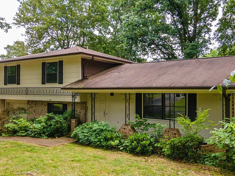 916 Huntington Cir — Photo 4