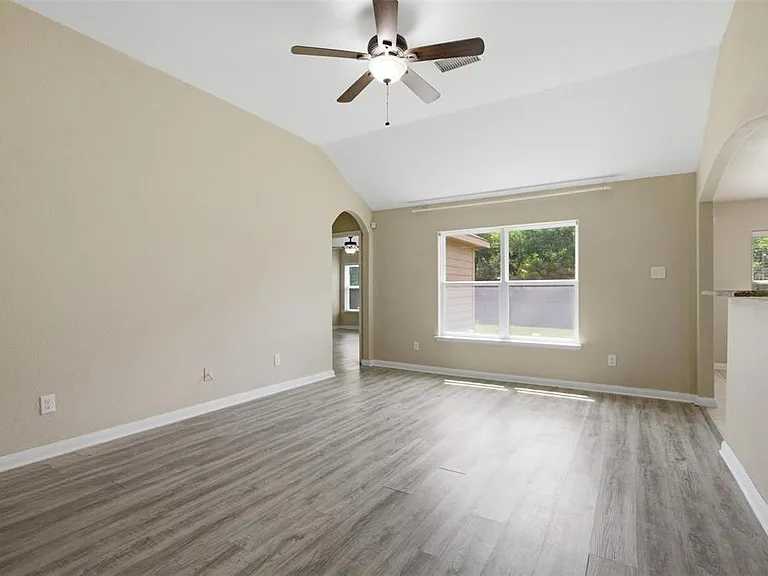 230 Silverleaf Dr — Photo 5