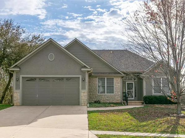 931 S 12th St, Louisburg, KS 66053