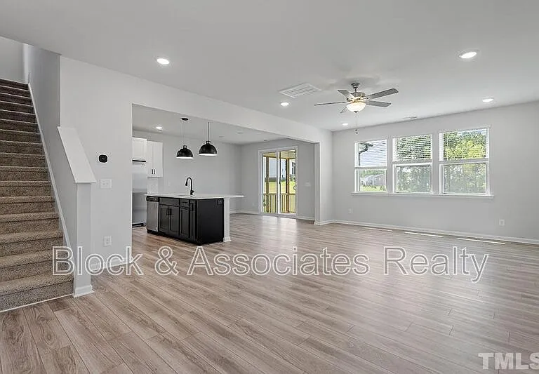 111 Umbrella Way — Photo 5