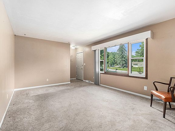4th image of 5879 Glenbrook Ave SE