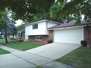 327 W 6th Ave, Naperville, IL 60563