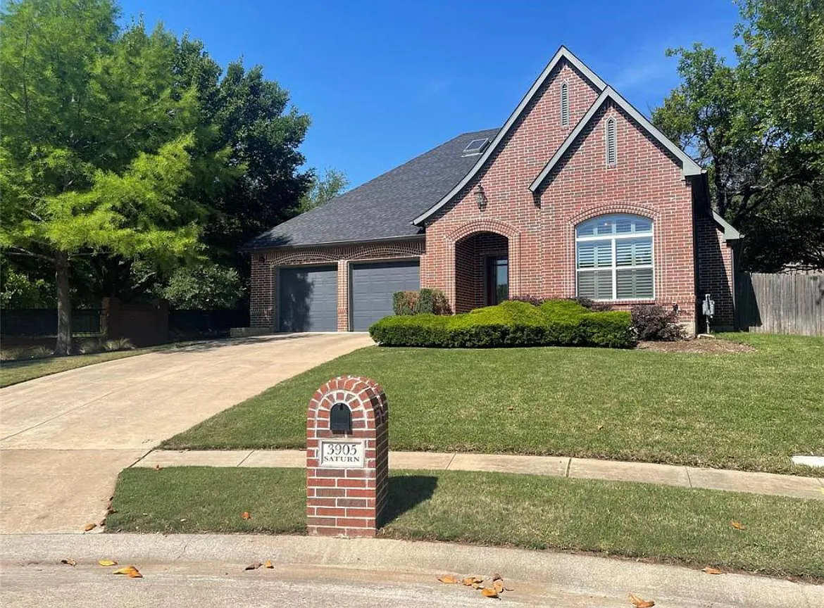 3905 Saturn St — Photo 3