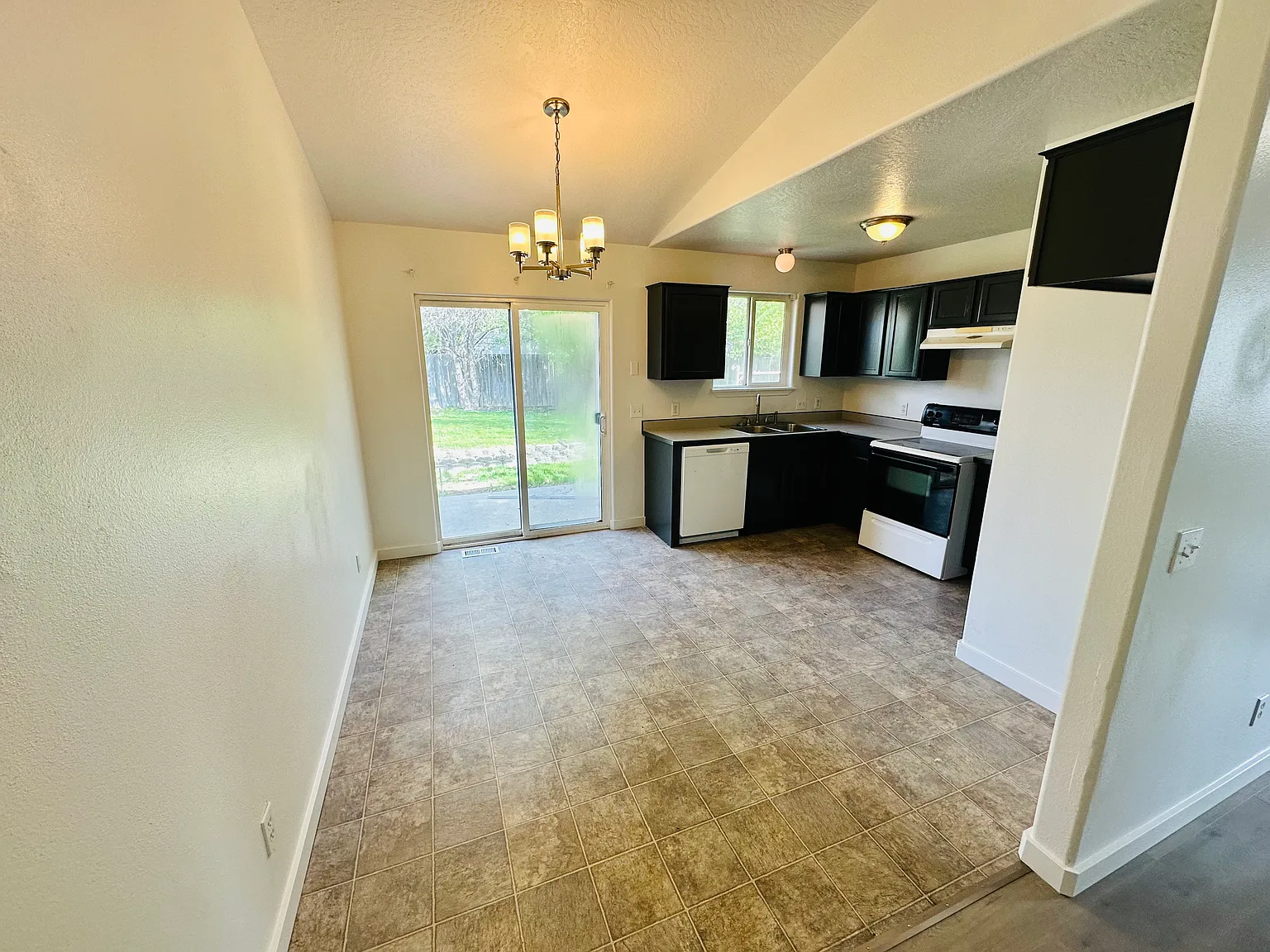 3 bed, 1144 sqft, $2,200 — Photo 4