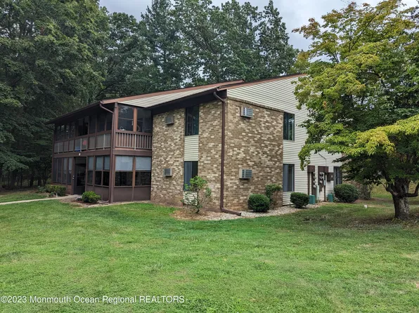 136 Amberly Drive #J, Manalapan, NJ 07726