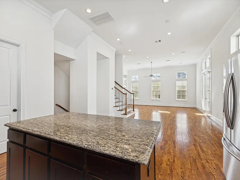 9632 Kings Cross Sta — Photo 8