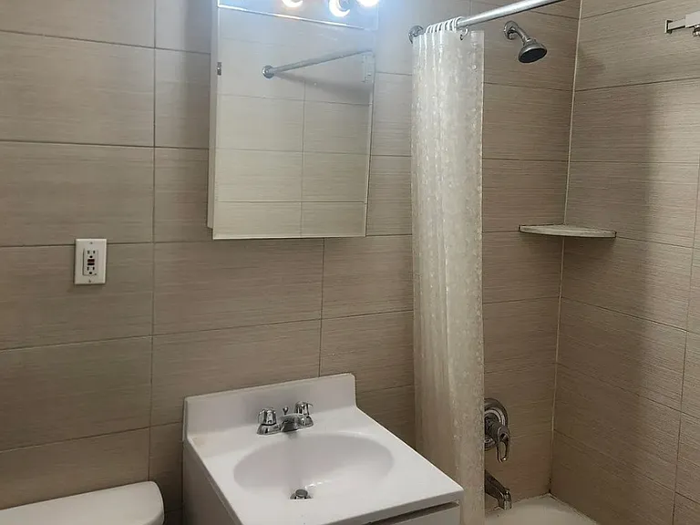 16420 Highland Ave #8Q — Photo 6