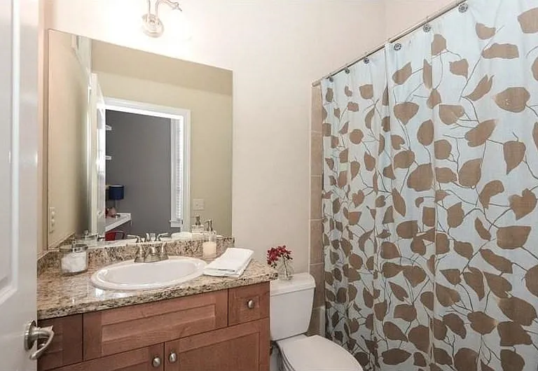 Second bathroom, with tub
