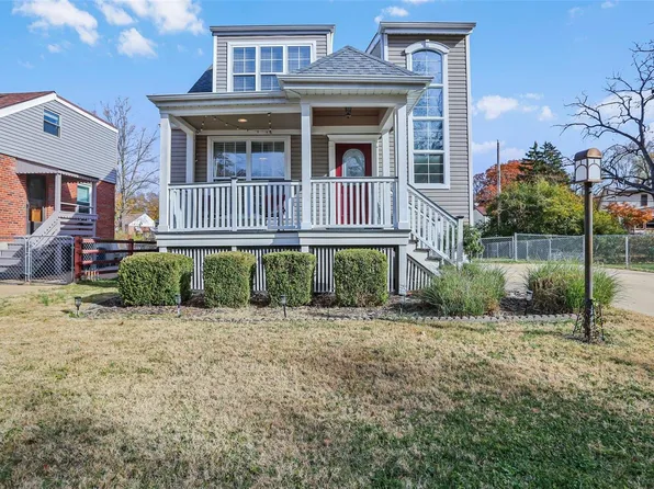 950 Sanders Dr, Saint Louis, MO 63126