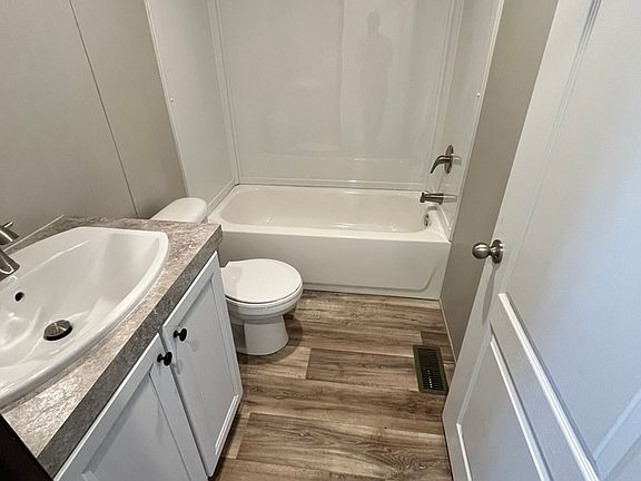 5th image of 700 E 6th St #113