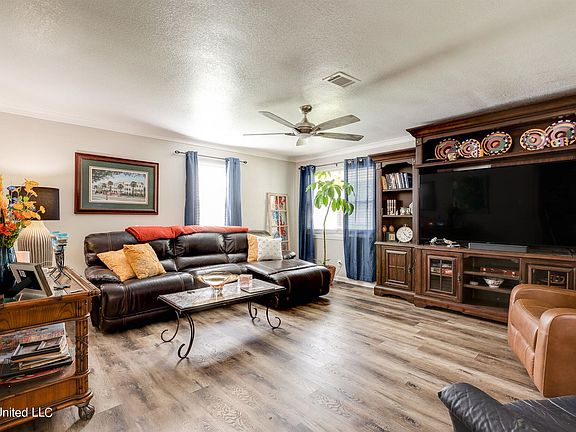 5th image of 208 Linda Dr