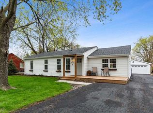 16331 W Arlington Dr, Libertyville, IL 60048