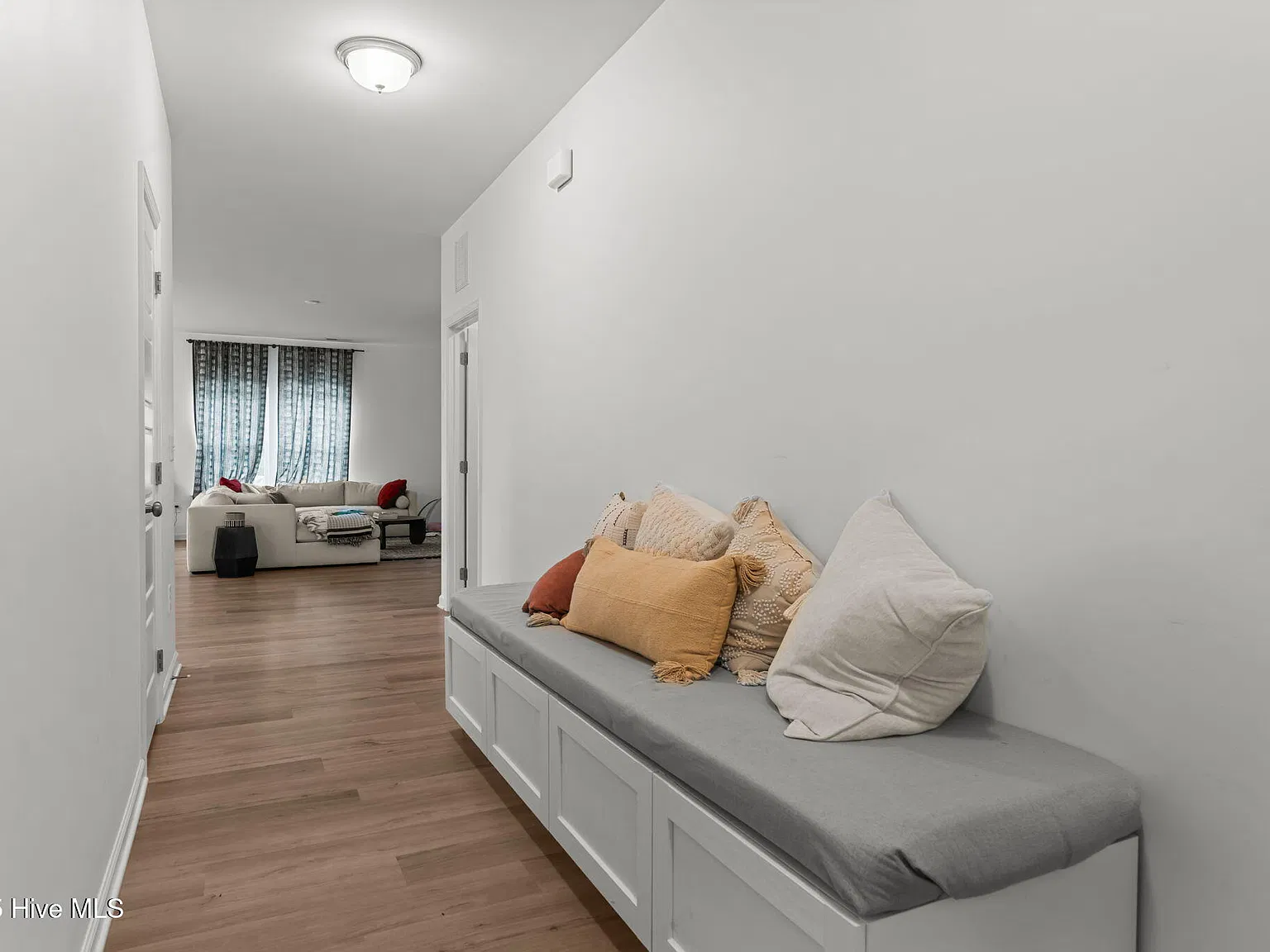 3 bed, 2.0 bath, 1661 sqft, $2,200 — Photo 3