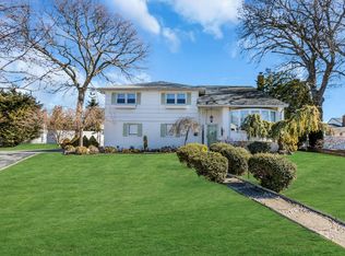 11 Finch Ct, Massapequa Park, NY 11762