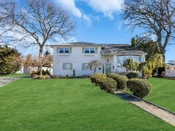 11 Finch Court, Massapequa Park, NY 11762