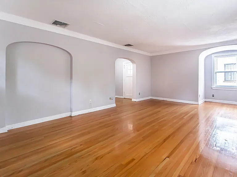 (292) 7366 Pershing — Photo 6
