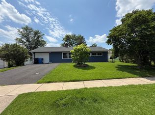 41 Gaping Rock Rd, Levittown, PA 19057
