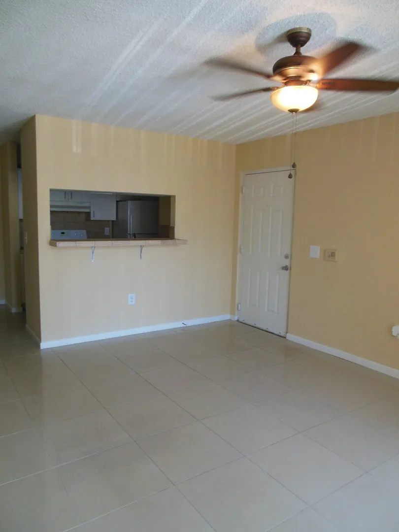 One Bedroom One Bathroom With W/D — Photo 2