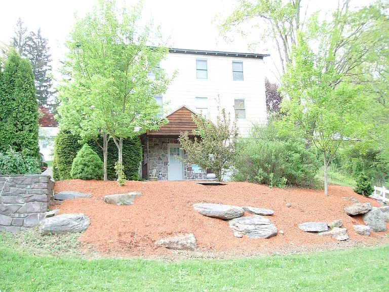 1145 Hillside Dr — Photo 1