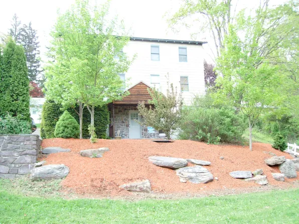 1145 Hillside Dr, East Stroudsburg, PA 18301