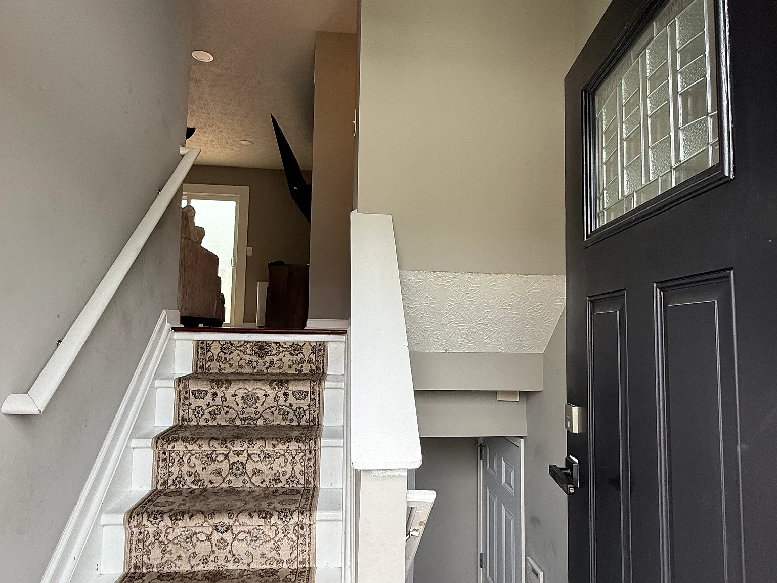 3 bed, 1.5 bath, 1194 sqft, $2,050 — Photo 2