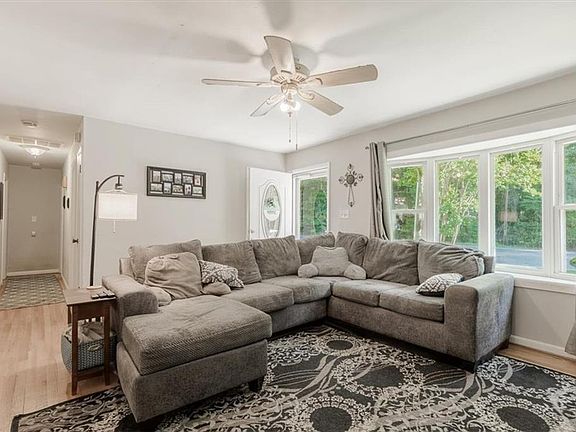 5th image of 702 Seaford Rd