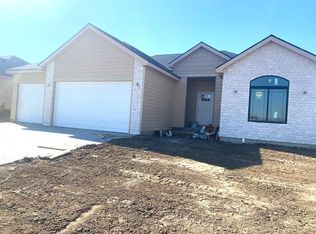 2118 Huntwood Dr, Salina, KS 67401