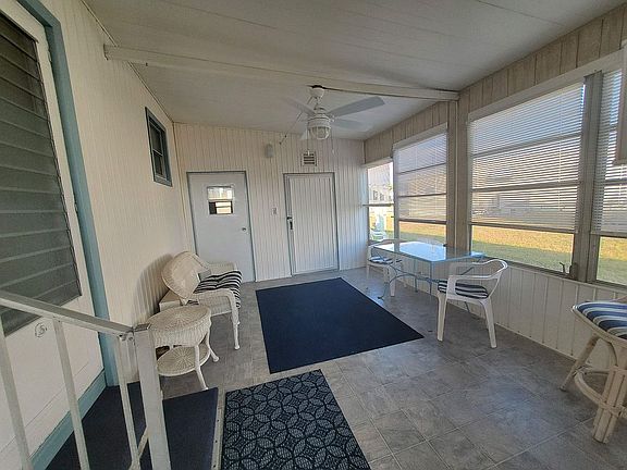 Screen porch facing laundry 